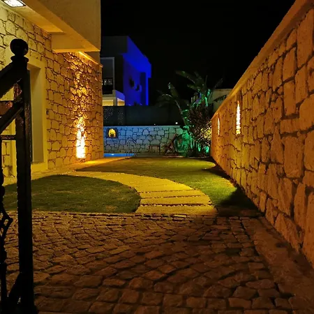 فيلة 5 Km To Alacati, Luxury With Garden And Pool Çeşme
